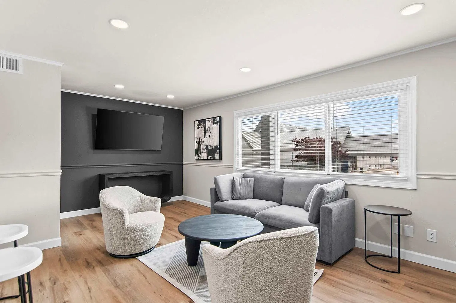 2 bed, 1.0 bath, 990 sqft, $2,265 — Photo 2