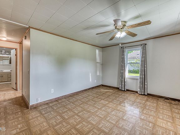 5th image of 945 N Elm Ave