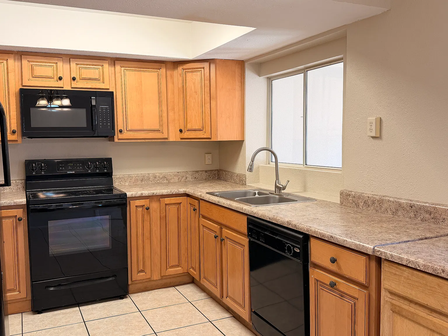 3 bed, 1257 sqft, $1,950 — Photo 3