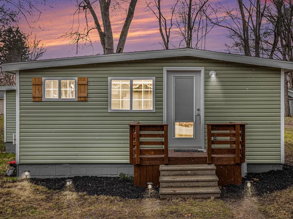 6597 Lakewood Dr, Delton, MI 49046