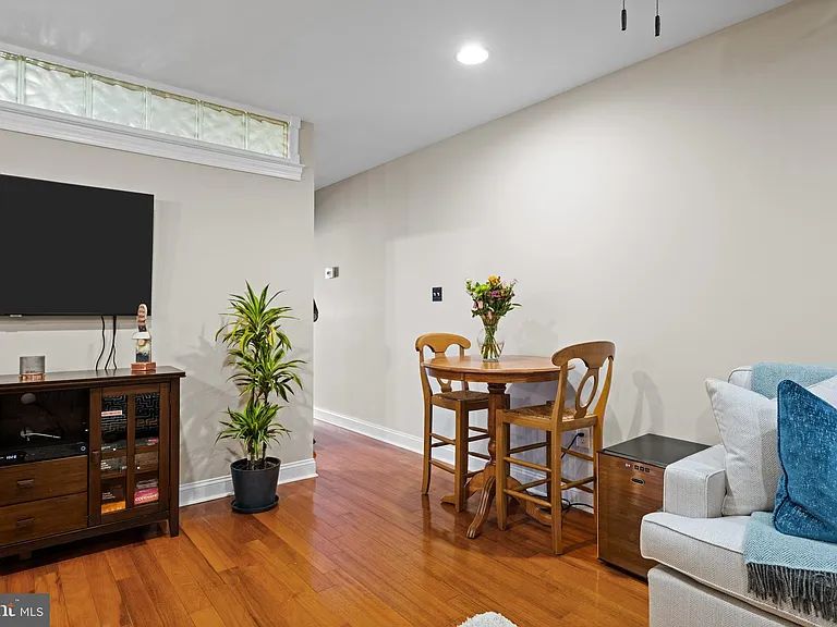 6 S Strawberry St #10 — Photo 13