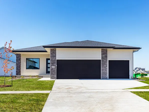 8210 Buckley Ct, Johnston, IA 50131