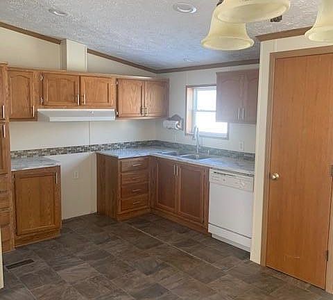 Open concept large eat in kitchen.