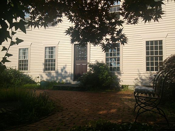 Back entrance: to a privet stairway.