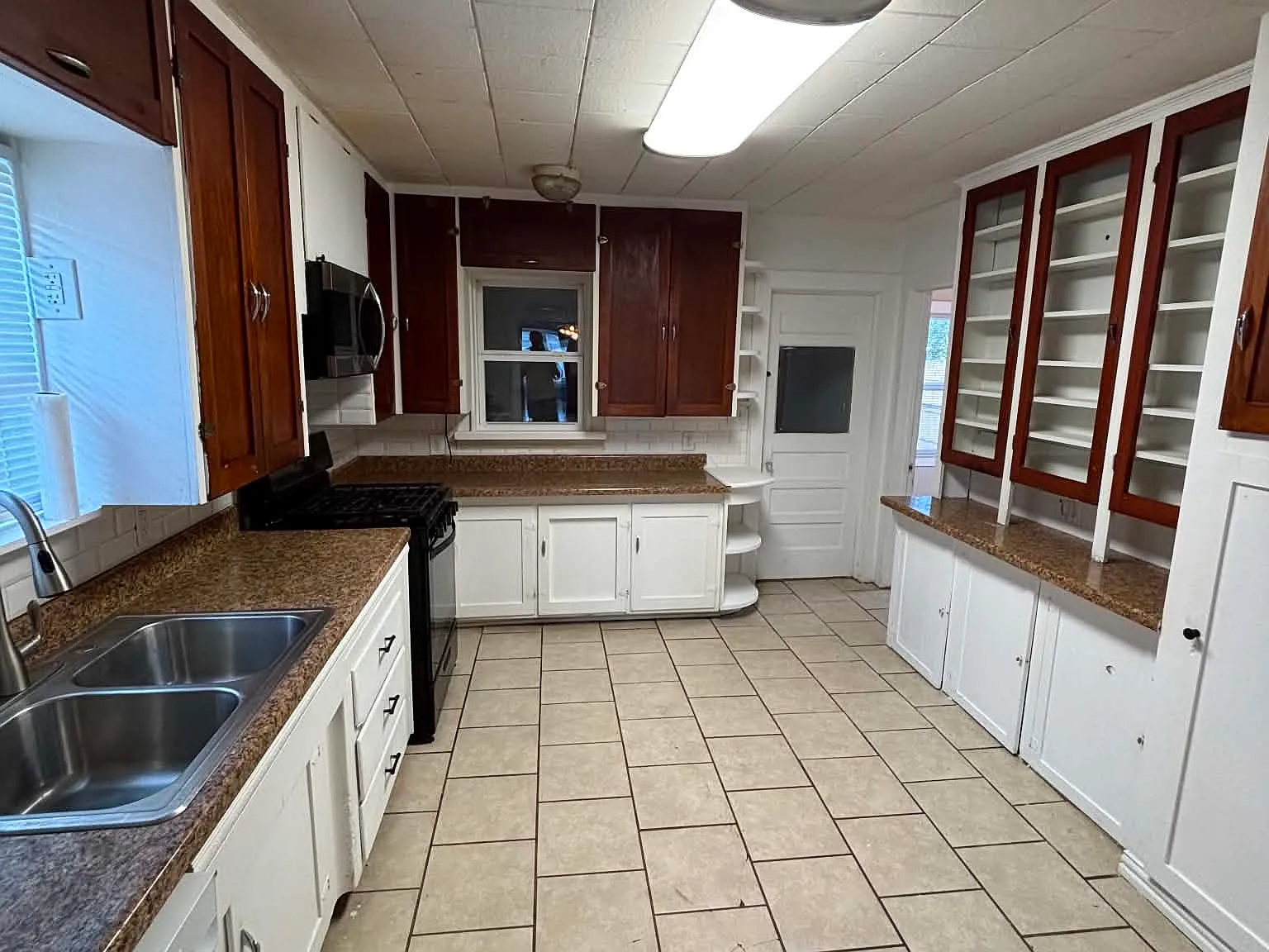 3 bed, 1144 sqft, $1,300 — Photo 2