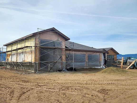 3rd image of 2037 E Valley Rd