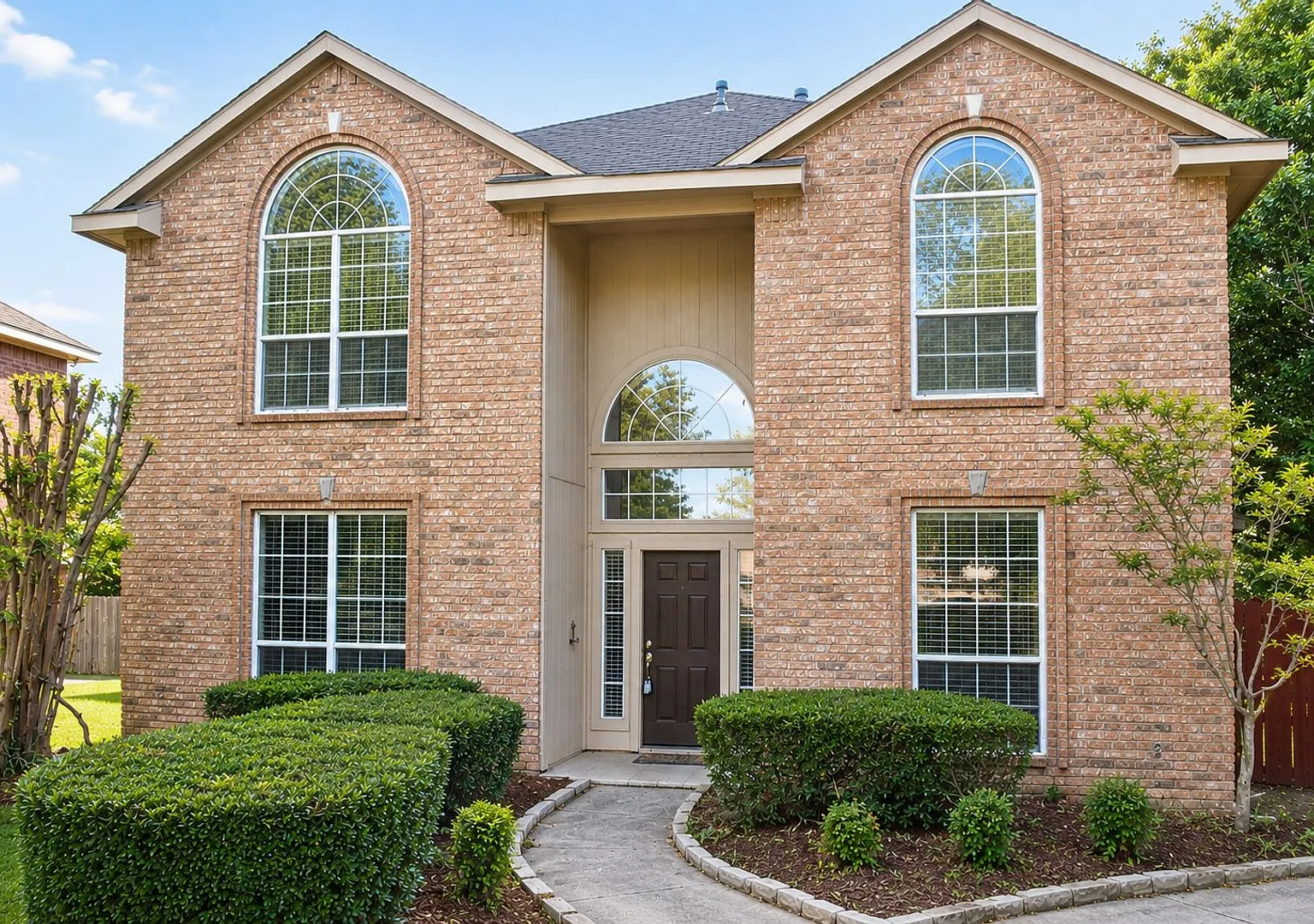 Beautiful Two-Story Home on a Corner Lot for Lease in Euless! — Photo 1