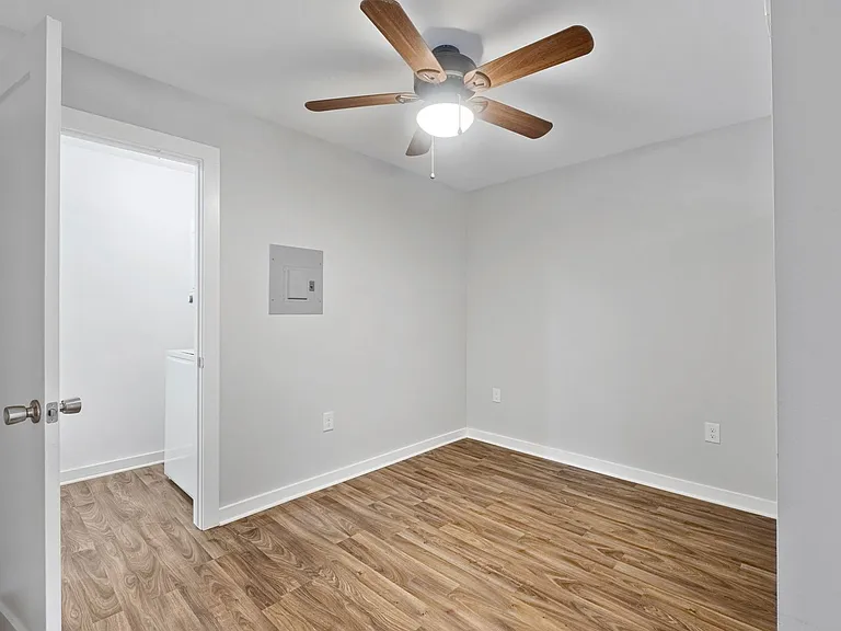 924 E 51st St #101 — Photo 19