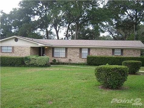 Three bedroom, two full bathrooms, .52 of an acre, double car garage, screened porch, minutes to Osceola Golf Course, Wal-Mart, Home Depot, Lowes, Denny's, Waffle House, Walgreens and Downtown Pensacola, 15 Minutes to NAS and Corry Station.
