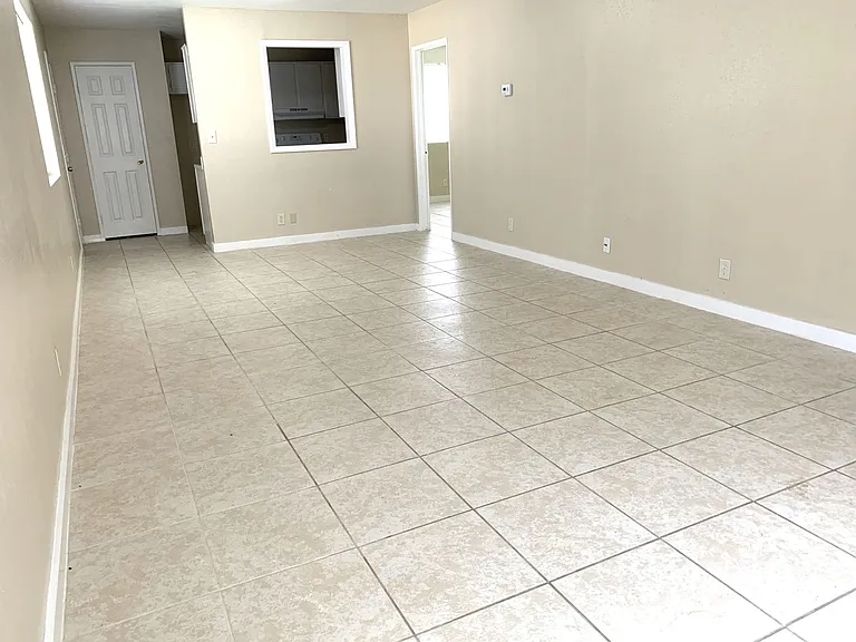 211 Hunters Ln — Photo 2