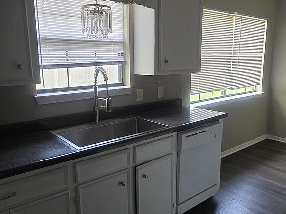 4th image of 940 Roosevelt Dr