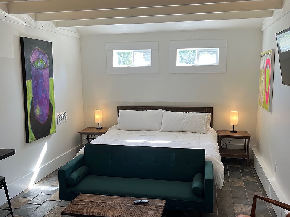 King-size bed. Linens are not provided.