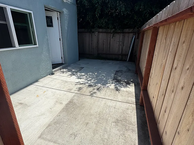 2490 Etiwanda St #E — Photo 16