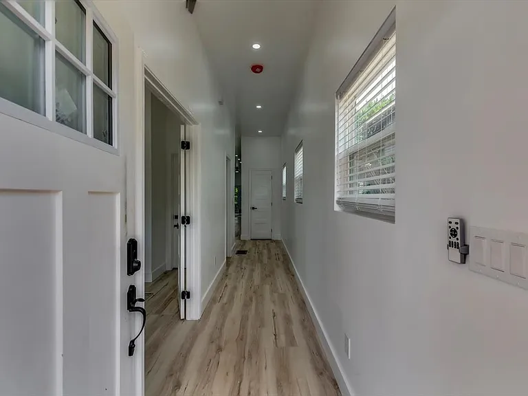 693 Ira St SW — Photo 3