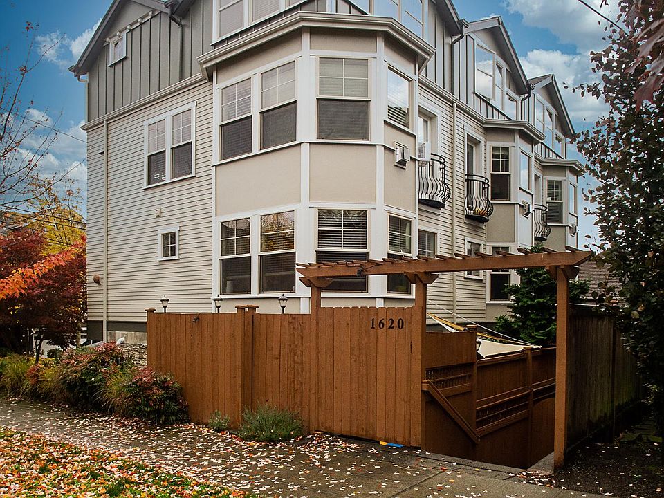 Beautiful Townhouse with lots of windows (Note high security fence)