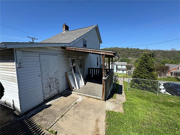 4th image of 164 N 1st St