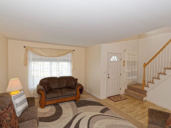 5th image of 36 Aster Dr