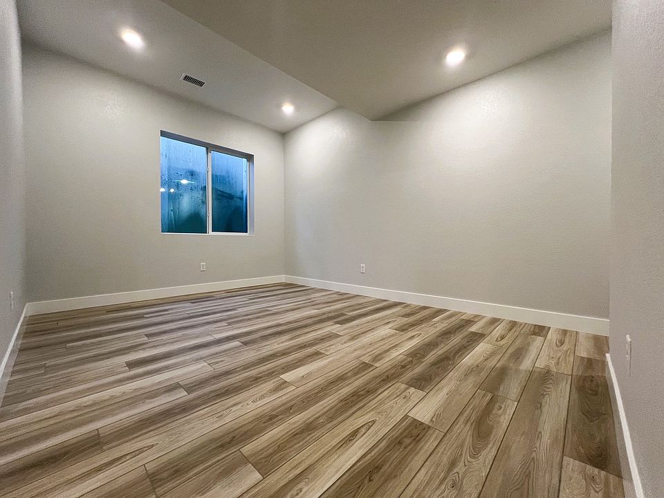Luxury vinyl floor