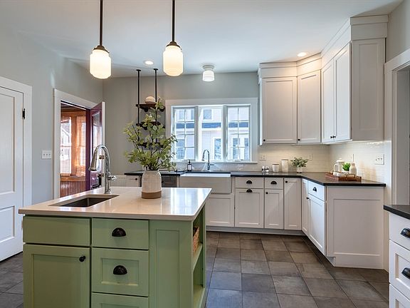 4th image of 40 Clark St