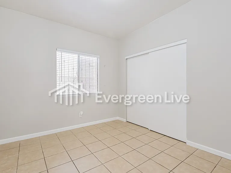 149 W Lee St — Photo 15
