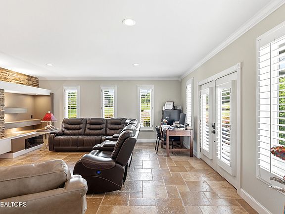 27th image of 401 Gholdston Dr