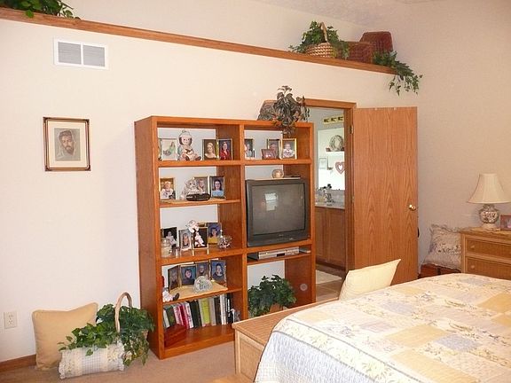 3rd image of 6611 Lilac Ln