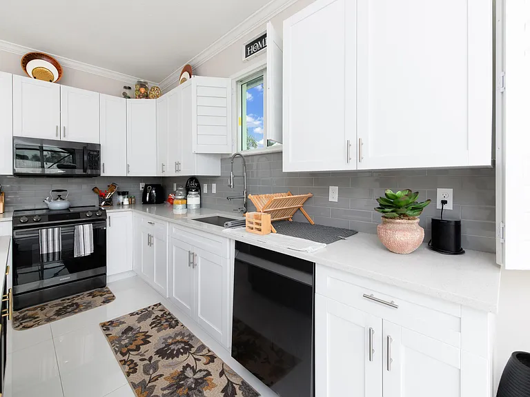 314 NE Surfside Ave — Photo 14