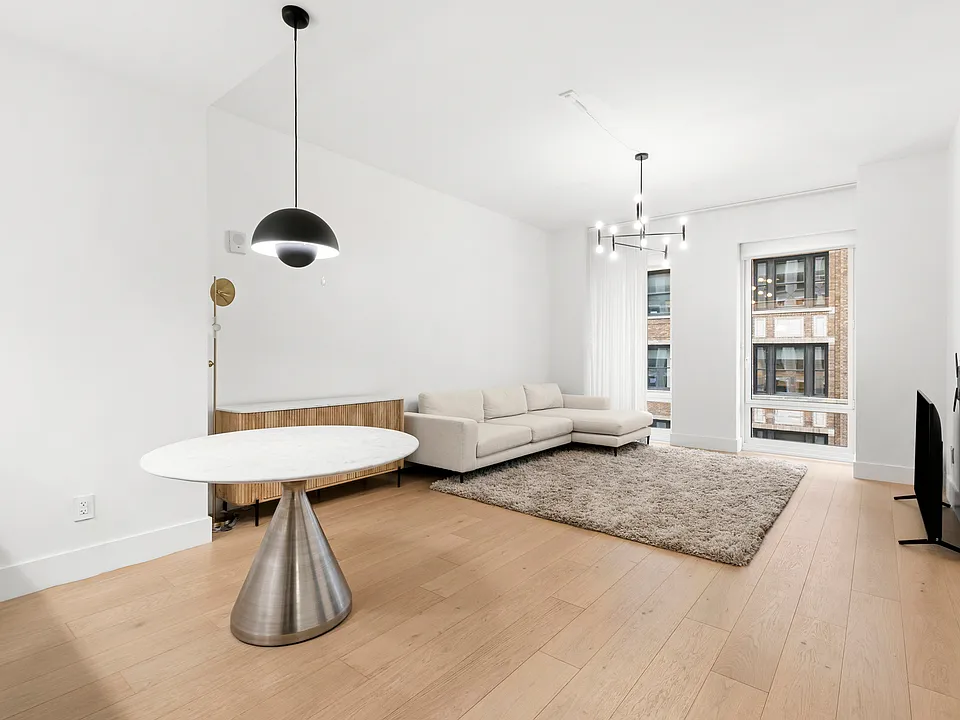 15 W 61st St #4M