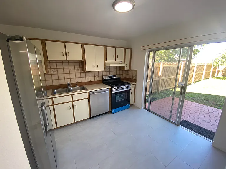 2403 Albaca Dr — Photo 10