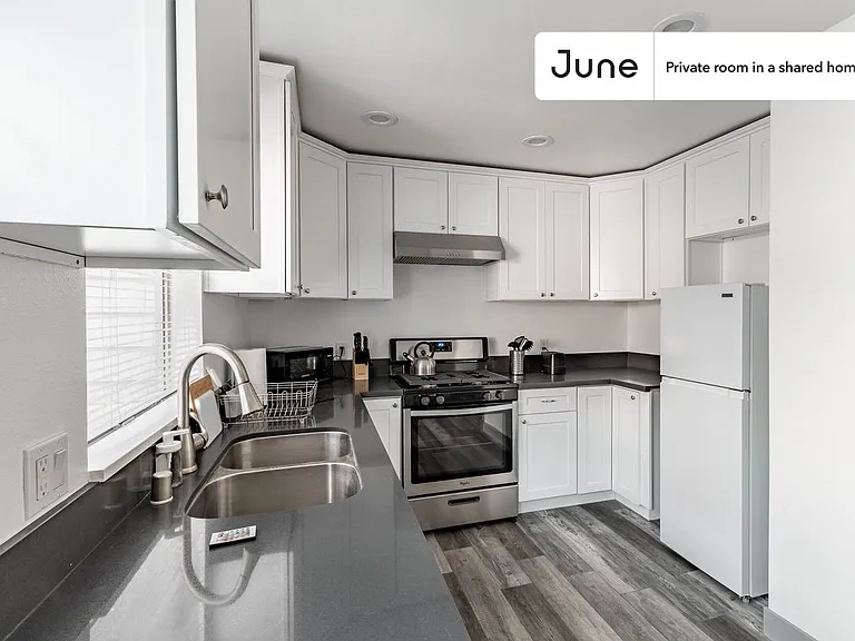 589 N Garfield Ave #B — Photo 10