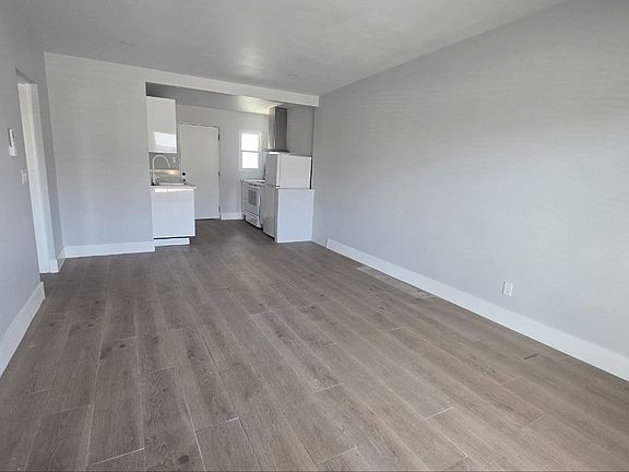 4th image of 1000 Lewis Ave #1004