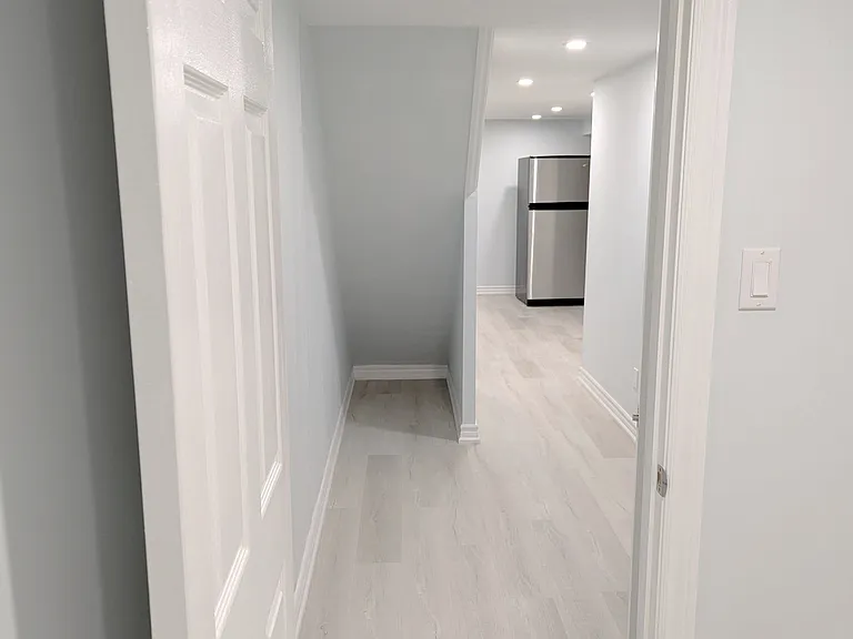 90 Oakvale Ave #LOWER — Photo 9