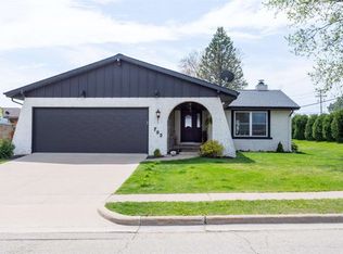 705 Carriage Hill Dr, Dubuque, IA 52003