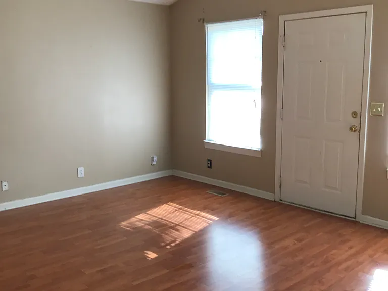 416 Newton Ct — Photo 8