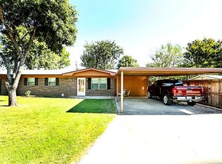 901 E Clay St, Bowie, TX 76230