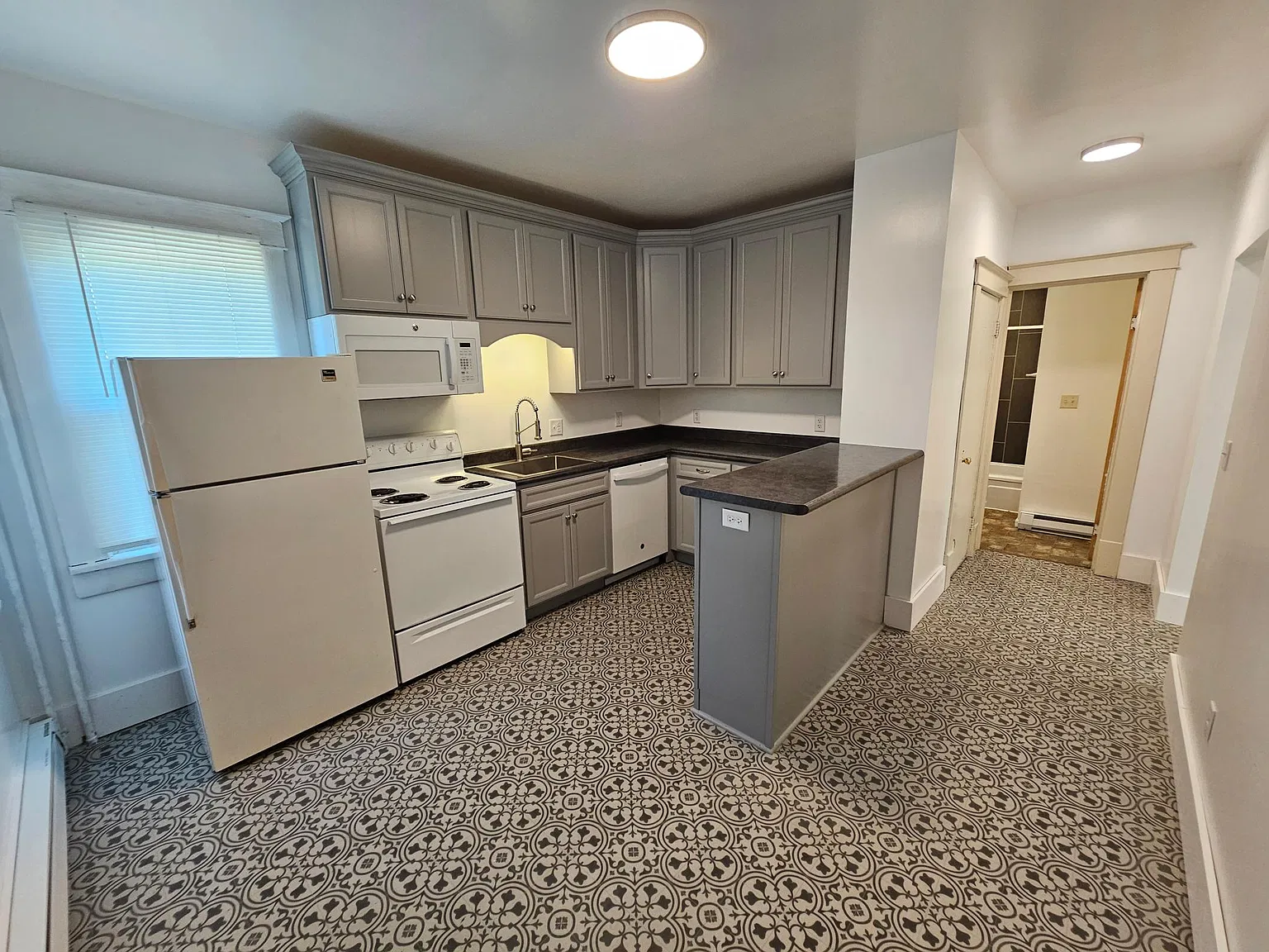6 bed, 2800 sqft, $2,300 — Photo 3