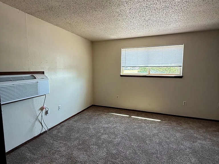 Fox Valley Apartments — Photo 15