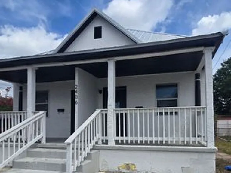 2406 E Clark St — Photo 1