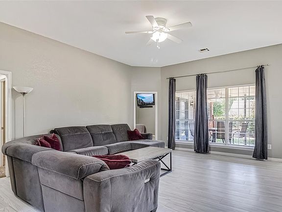 4th image of 716 Woodbriar