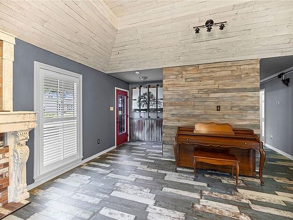 5th image of 2107 Westdale Ct