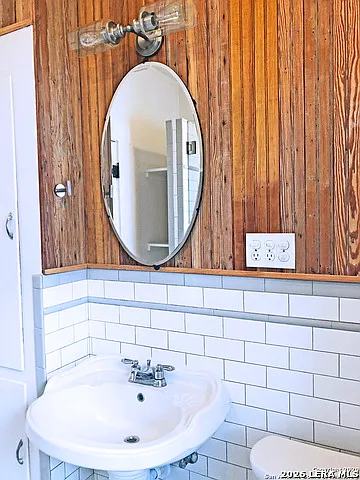 412 E Myrtle St — Photo 8