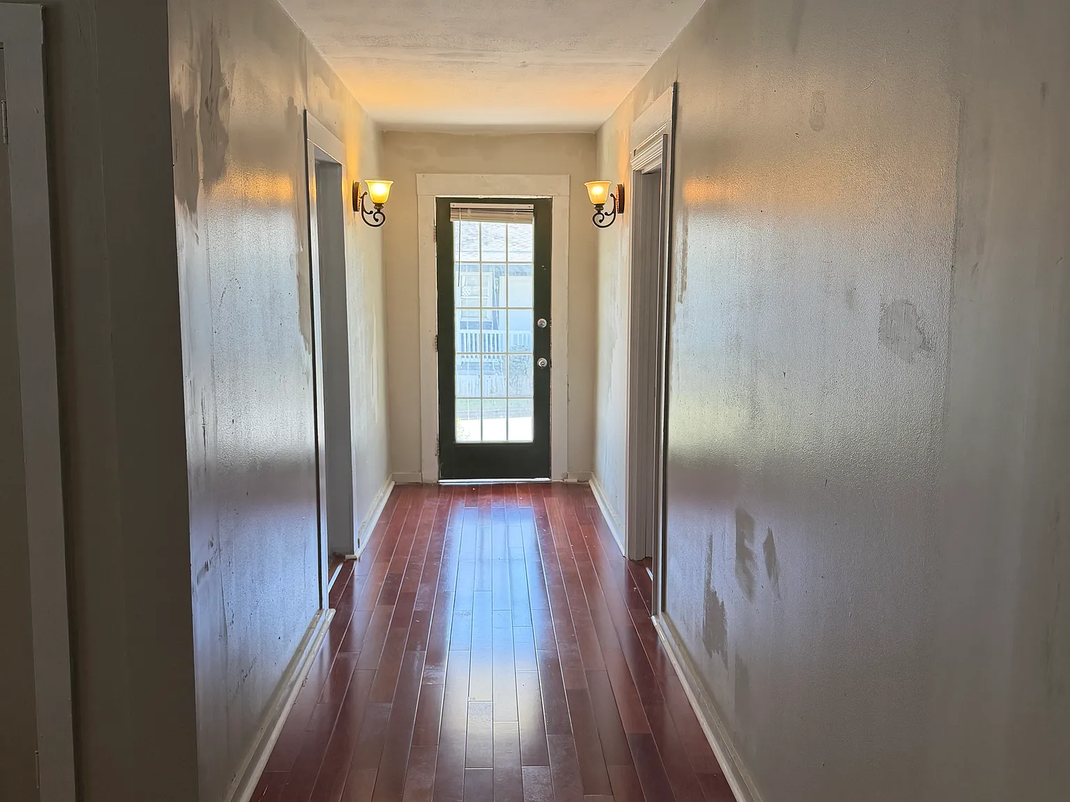 852 Dent St — Photo 3