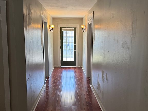 3rd image of 852 Dent St