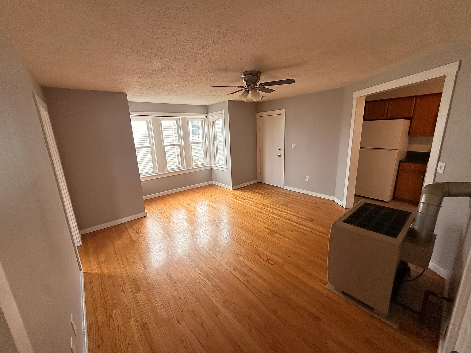 3 bed, 1100 sqft, $2,200 — Photo 3