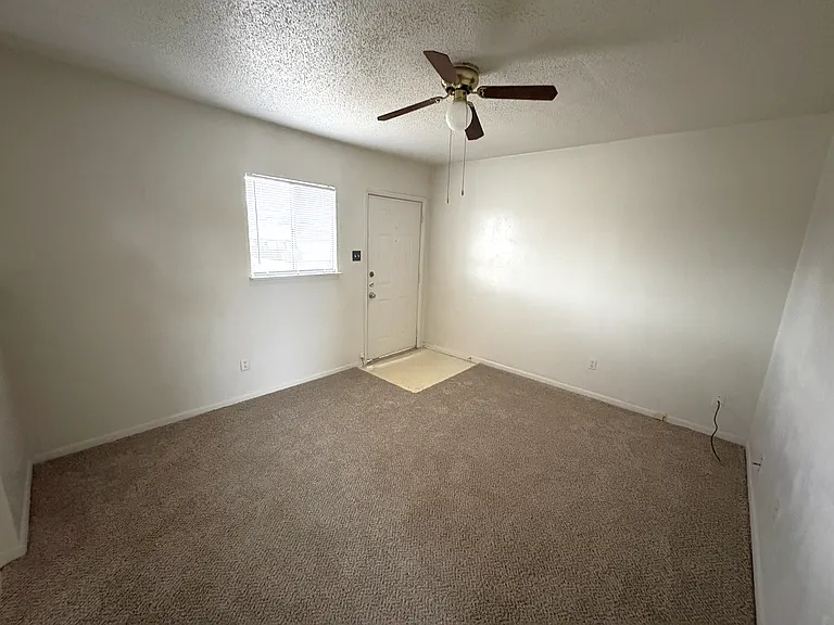 602 Sunset Ln #D — Photo 2