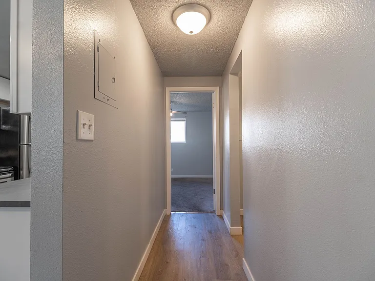 V-12 — Photo 15