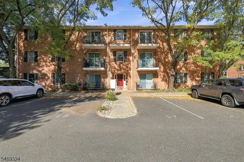 2 bed, 1.0 bath, 908 sqft, $2,500 — Photo 1