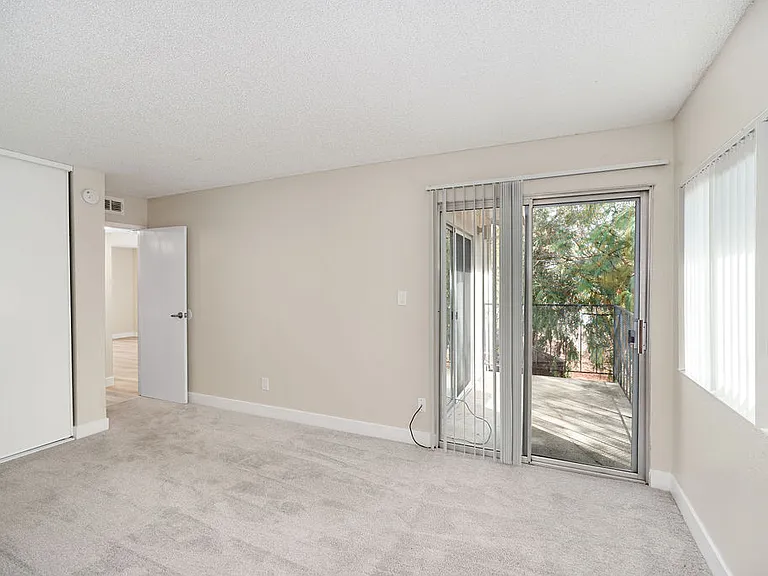 Lynwood Knolls — Photo 43
