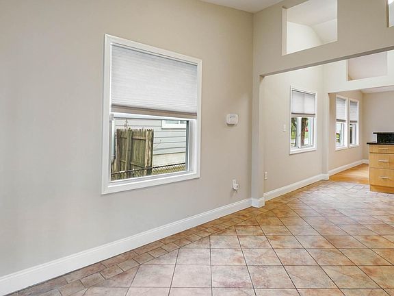 4th image of 1115 Lewis Ave
