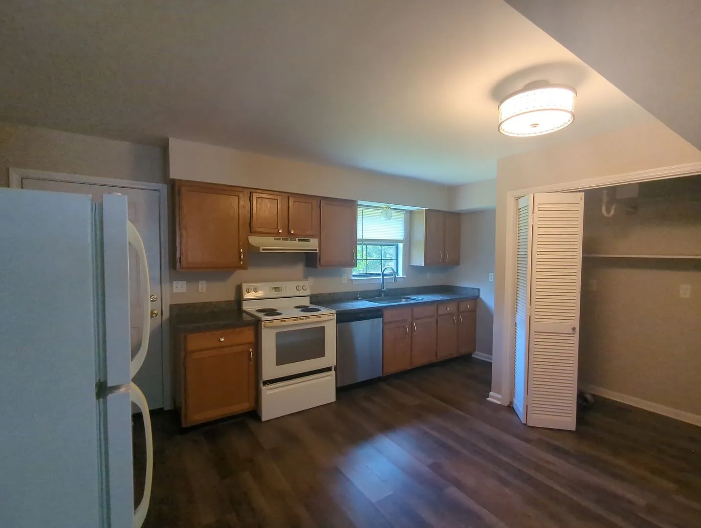 Great Location! 2 Bedroom Duplex — Photo 3